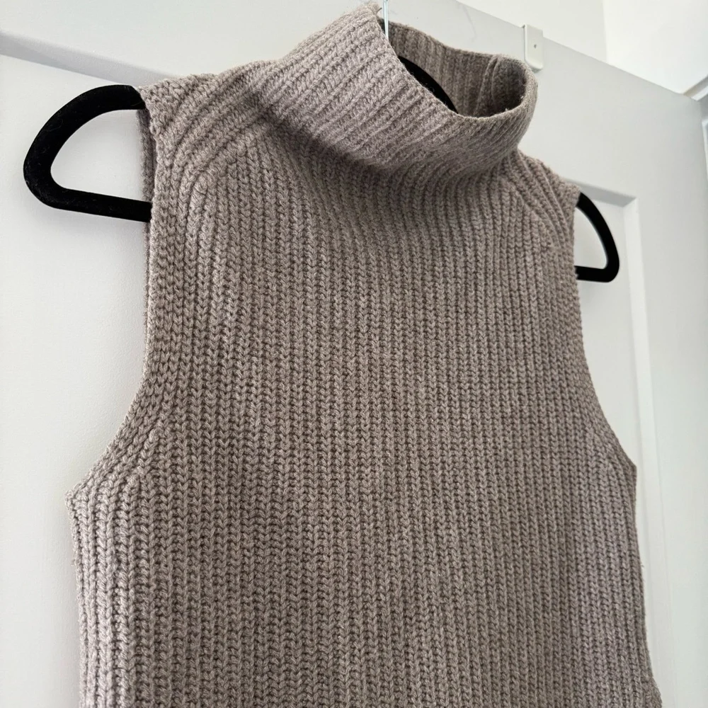 Aritzia Wilfred taupe mocha Durandal sleeveless turtleneck top - size XS - Picture 7 of 7